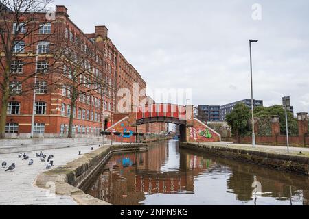 Il pittoresco ponte pedonale di Kitty che si estende sul canale Rochdale a Manchester, nella foto di febbraio 2023, accanto al Royal Mill. Foto Stock