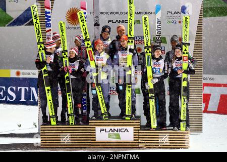 Planica, Slovenia. 26th Feb, 2023. Sci nordico: Campionati del mondo, Salto - Team Jumping misto, 2nd° turno. (Da sinistra) secondi classificati dalla Norvegia (Anna Odine Ström, Johann André Forfang, Thea Minyan Bjoerseth, Halvor Egner Granerud). I vincitori tedeschi (Selina Freitag, Andreas Wellinger, Karl Geiger, Katharina Althaus) e i terzi sloveni (Nika Kriznar, Timi Zajc, Ema Klinec, Anze Lanisek) festeggiano alla cerimonia di premiazione. Credit: Daniel Karmann/dpa/Alamy Live News Foto Stock