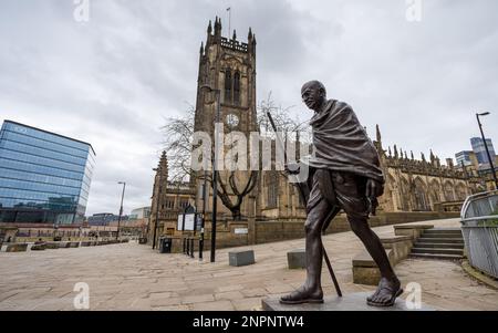 La Statua Mahatma Gandhi vista di fronte alla Cattedrale di Manchester nel febbraio 2023. È stato creato da RAM V Sutar e presentato nel 2019. Foto Stock