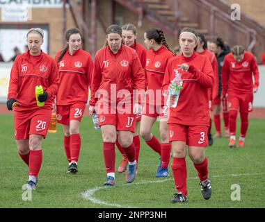 Connah's Quay Flintshire, Galles. 26th febbraio 2023. Il team Nomads si presenta in anticipo rispetto al warm up, durante il Connah's Quay Nomads Football Club Women V Wrexham Association Football Club Women al Deeside Stadium, nella Lega Nord del Generale Adran (Credit Image: ©Cody Froggatt/Alamy Live News) Foto Stock