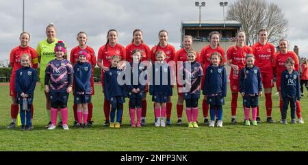 Connah's Quay Flintshire, Galles. 26th febbraio 2023. La squadra Nomads si allinea prima del calcio d'inizio, durante il Quay di Connah Nomads Football Club Women V Wrexham Association Football Club Women al Deeside Stadium, nella Lega Nord del Generale Adran (Credit Image: ©Cody Froggatt/Alamy Live News) Foto Stock
