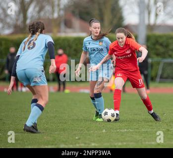 Connah's Quay Flintshire, Galles. 26th febbraio 2023. Nomads Tegan Hewitt guida la palla in avanti, durante Connah's Quay Nomads Football Club Women V Wrexham Association Football Club Women al Deeside Stadium, nella Lega Generale Adran Nord (Credit Image: ©Cody Froggatt/Alamy live news) Foto Stock