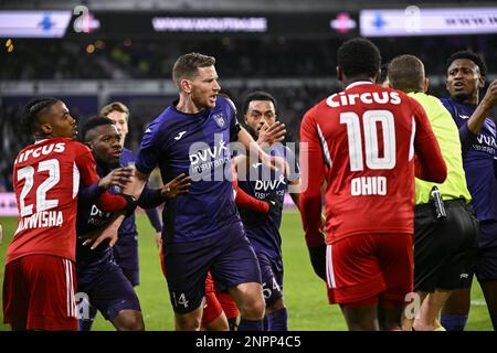 I giocatori di Anderlecht e Standard reagiscono durante una partita di calcio tra RSC Anderlecht e Standard de Liege, domenica 26 febbraio 2023 a Bruxelles, il giorno 27 della prima divisione del campionato belga della 'Jupiler Pro League' 2022-2023. FOTO DI BELGA LAURIE DIEFFEMBACQ Foto Stock