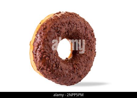 Ciambella con glassa e pralina al cioccolato isolata sul percorso di ritaglio bianco incluso Foto Stock