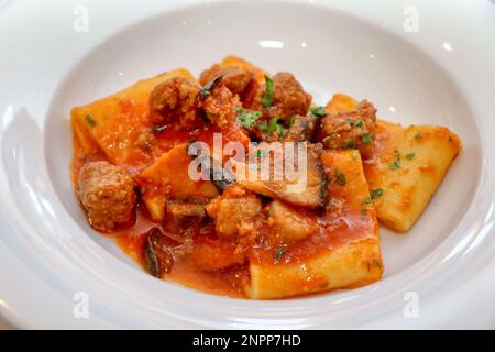 Paccheri con cardoncelli e salsiccia. Pasta italiana. Cucina italiana. Foto di alta qualità Foto Stock