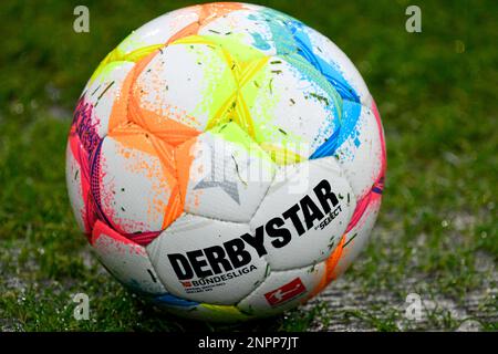 Borussia Park Moenchengladbach Germania 18,2.2023, Calcio: Bundesliga Stagione 2022/23 giorno 21, Borussia Moenchengladbach (BMG, bianco) vs FC Bayern Muenchen (FCB, rosso) - Derbystar Bundesliga palla ufficiale Foto Stock