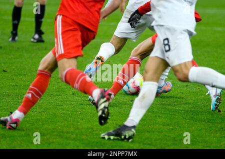 Borussia Park Moenchengladbach Germania 18,2.2023, Calcio: Bundesliga Stagione 2022/23 giorno 21, Borussia Moenchengladbach (BMG, bianco) vs FC Bayern Muenchen (FCB, rosso) - giocatori in divisa rossa e divisa bianca e palla ufficiale Derbystar Bundesliga match ball Foto Stock