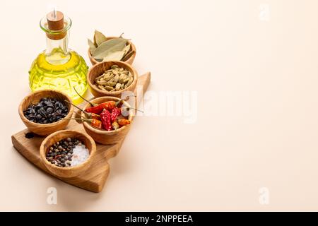 Varie spezie secche in ciotole piccole. Con spazio di copia Foto Stock