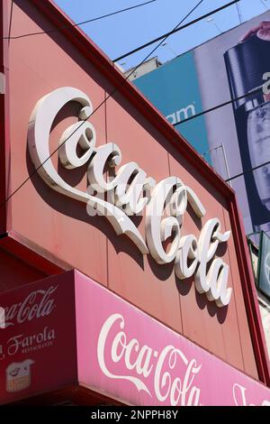 New York, USA - 25 febbraio 2023: Vecchio segno vintage della bevanda Coca-Cola sulla facciata dell'edificio. Design retrò e stile. Foto di alta qualità Foto Stock