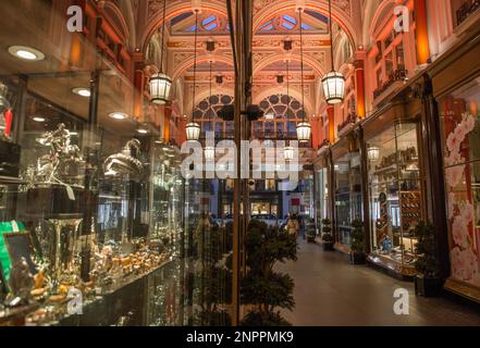 Riflessi e prodotti di lusso in mostra nella Royal Arcade di Londra Foto Stock