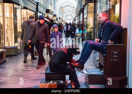 Shoe Shine Shine business con i clienti del Burlington Arcade di Londra Foto Stock