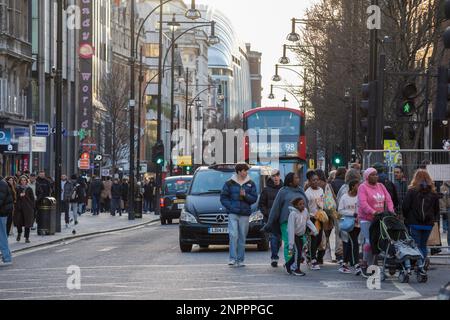 Folle di amanti dello shopping a Oxford Street Londra vicino a Oxford Circus Tube, taxi e autobus rossi Foto Stock