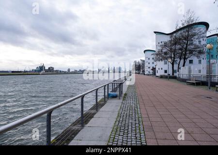 Vista sul Royal Albert Dock presso l'East London University verso il quartiere finanziario di Canary Wharf il 14th gennaio 2023 a Londra, Regno Unito. Il Royal Albert Dock è uno dei tre moli del Royal Group of Docks di East London nel Regno Unito, attualmente in fase di ristrutturazione. Canary Wharf è un'area situata vicino all'Isola di Dogs nel London Borough of Tower Hamlets ed è definita dalla Greater London Authority come parte del quartiere centrale degli affari di Londra. Insieme alla City di Londra, costituisce uno dei principali centri finanziari del Regno Unito e del worl Foto Stock