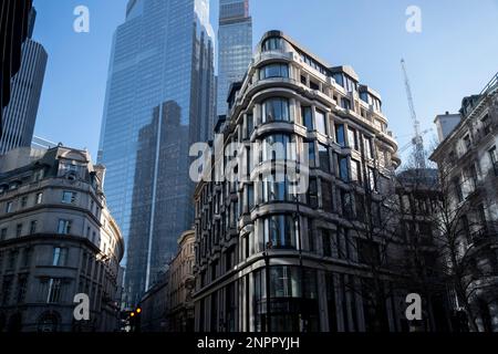 Attenzione Wet Paint segno su nastro giallo che si accoppiano su una piccola area con due linee gialle davanti a un dipinto in una galleria a St Jamess il 6th febbraio 2023 a Londra, Regno Unito. Il dipinto è disponibile per l'acquisto presso la Galleria Stern Pissarro ed è intitolato Femmes Maroccaines di Marcel Dyf. Foto Stock