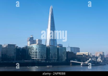 London Underground Roundel segno sulla 8th febbraio 2023 a Londra, Regno Unito. La metropolitana di Londra è un sistema di trasporto pubblico rapido che serve la Grande Londra. La metropolitana ha le sue origini nella Metropolitan Railway, la prima ferrovia sotterranea per passeggeri al mondo. Foto Stock