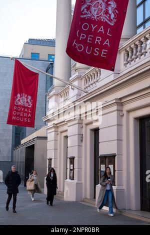 L'esterno del Royal Opera House si trova il 7th febbraio 2023 a Londra, Regno Unito. Il Royal Opera House è un teatro lirico e un importante centro per le arti dello spettacolo a Covent Garden, nel centro di Londra. Il grande edificio è spesso chiamato semplicemente Covent Garden, dopo un precedente utilizzo del sito. E' la casa dell'Opera reale e del Balletto reale. Foto Stock