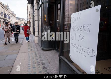 I manifesti di fattura saranno perseguiti segno in una finestra del negozio a Mayfair il 10th febbraio 2023 a Londra, Regno Unito. Questo negozio è in fase di ristrutturazione e sta cercando di evitare che la finestra venga oscurata dai poster. Foto Stock