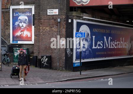 I manifesti pubblicitari per il teatro del West End hanno colpito Les Miserables a Waterloo il 10th febbraio 2023 a Londra, Regno Unito. Il West End Theatre è un teatro professionale tradizionale che si svolge nei grandi teatri di Londra e nei pressi del West End, soprannominato anche Theatreland. Il teatro del West End è solitamente considerato rappresentare il più alto livello del teatro commerciale. Foto Stock