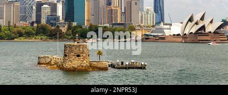 Fort Denison e Sydney Opera House lungo il lungomare nel porto di Sydney, Australia. Foto Stock