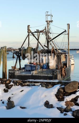 Abbondanza di vecchie barche e barche più nuove a Rye Boatyard, Rye, NH. La Rye è probabilmente la città più ricca sulla costiera di NH. Belle case e una bella vista di Foto Stock