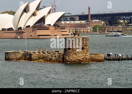 Sydney, Australia - 2 Febbraio 2023 : Fort Denison e Sydney Opera House nel Porto di Sydney, Australia. Foto Stock