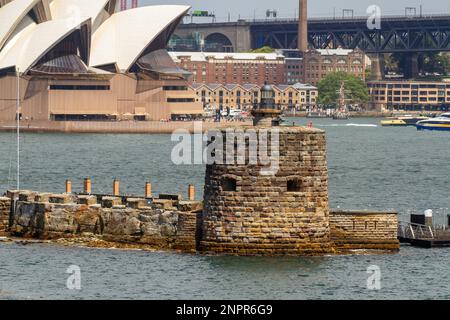 Sydney, Australia - 2 Febbraio 2023 : Fort Denison e Sydney Opera House nel Porto di Sydney, Australia. Foto Stock