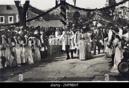 1930 ca. , Italia , Jugoslavia : il re di Montenegro NICOLA i Petrovic Njegos ( Nicola , Nikola - Njegosi 1841 - Antibes , Francia 1921 ) , dal 1910 al 1918 , con sua moglie MILENA . Genitori della Regina ELENA d'ITALIA ( Hélene , 1873 - 1952 ) - CASA SAVOIA - ITALIA - REALI - NOBILTa' ITALIANA - nobili italiani - IUGOSLAVIA - YUGOSLAVIA - NOBILTÀ - ROYALTY - STORIA - FOTO STORICHE - SAVOIA --- Archivio GBB Foto Stock