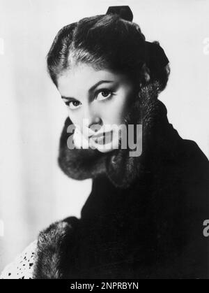 1953 c : l'attrice cinematografica italiana ANNAMARIA PIERANGELI ( PIER ANGELI - Cagliari , Italy 1932 - Los Angeles , 1971 ) a Hollywood - CINEMA - ritratto - ritrato - pelliccia - colletto - colletto in pelliccia ---- Archivio GBB Foto Stock