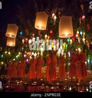 CHIANG mai, THAILANDIA - 06 NOVEMBRE 2014: Cerimonia di Loy Krathong: I monaci buddisti rilasciano lanterne di cielo per rendere omaggio al Buddha nel tempio di Phan Tao. B Foto Stock