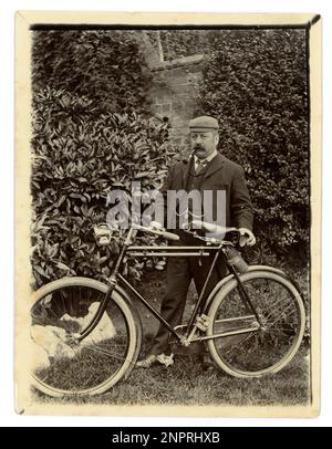 Originale epoca vittoriana fotografia di un Signore di mezza età con la sua bicicletta in un giardino, in bicicletta d'epoca, circa 1898, Worcester area, Regno Unito Foto Stock