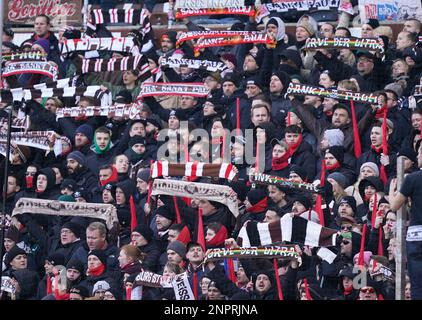 Amburgo, Germania. 26th Feb, 2023. Calcio: 2nd Bundesliga, Giornata 22, FC St. Pauli - Hansa Rostock, al Millerntor Stadium. St I fan di Pauli fanno il tifo per la loro squadra. Credit: Marcus Brandt/dpa - NOTA IMPORTANTE: In conformità ai requisiti della DFL Deutsche Fußball Liga e del DFB Deutscher Fußball-Bund, è vietato utilizzare o utilizzare fotografie scattate nello stadio e/o della partita sotto forma di sequenze di immagini e/o serie di foto simili a video./dpa/Alamy Live News Foto Stock