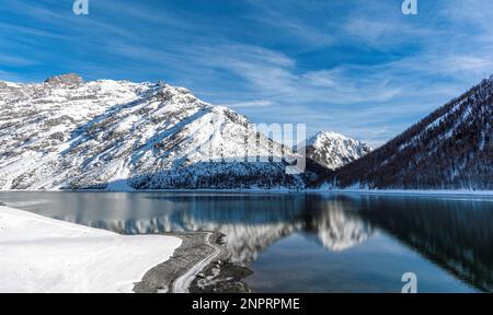 Lago di Livigno in inverno. Italia Foto Stock