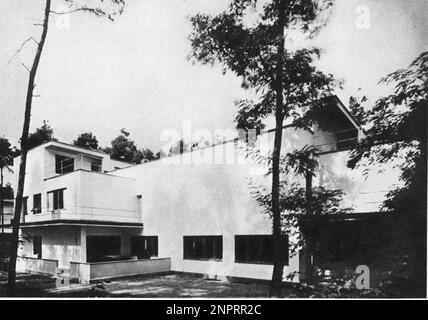 1925 ca. , Dessau , Germania : una casa costruita dalla celebre BAUHAUS Architecture WALTER GROPIUS ( Berlino 1883 - Boston 1969 ) - ARCHITETTURA - ARCHITETTURA - ARCHITETTURA - abitazione - casa - casa - AVANTGUARDIA - AVANTGARDE - RAZIONALISMO - RAZIONALISTA - Weimar - GERMANIA ---- Archivio GBB Foto Stock