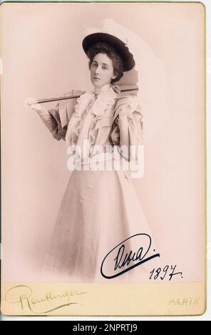 1897 , Parigi , Francia : Ritratto di ragazza con ombrello della celebre parisia fotografo REUTLINGER - BELLE EPOQUE - cappello - ombrello da sole - parasole - ombrello - pizzo - colletto - colletto - volanti - MODA - MODA - FOTO STORICHE - STORIA - Parigi - Parigina - Demi Monde ---- Archivio GBB Foto Stock