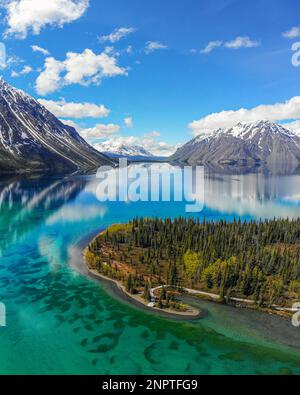 Splendida vista sul lago selvaggio nel Canada settentrionale durante l'estate. Montagne innevate e paesaggi naturali incredibili. Foto Stock