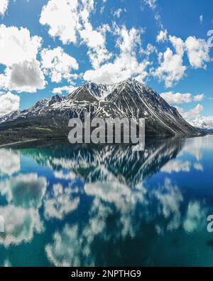 Splendida vista sul lago selvaggio nel Canada settentrionale durante l'estate. Montagne innevate e paesaggi naturali incredibili. Foto Stock