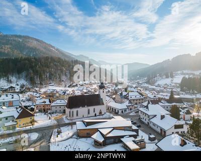 Lunz am See nello Ybbstal austriaco durante l'inverno. Città congelata nelle Alpi austriache. Foto Stock