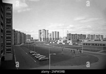 Shangan Road, appartamenti, blocchi torre, auto, Ballymun, Dublino, Repubblica d'Irlanda, settembre 1986 Foto Stock