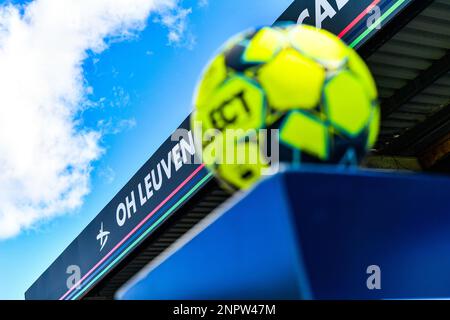 Oud Heverlee, Belgio. 26th Feb, 2023. Match ball pictured before a female soccer game tra Oud Heverlee Leuven ed Eendracht Aalst il 21 ° matchday della stagione 2022 - 2023 del belga Lotto Womens Super League , domenica 26 febbraio 2023 a Oud Heverlee , Belgio . FOTO SPORTPIX | Stijn Audooren Credit: Sportpix/Alamy Live News Foto Stock