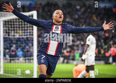 Marsiglia, Francia. 26th Feb, 2023. Kylian MBAPPE di PSG celebra il suo obiettivo durante il campionato francese Ligue 1 partita di calcio tra Olympique de Marseille e Parigi Saint-Germain il 26 febbraio 2023 allo stadio Velodrome di Marsiglia, Francia - Foto Matthieu Mirville/DPPI Credit: DPPI Media/Alamy Live News Foto Stock