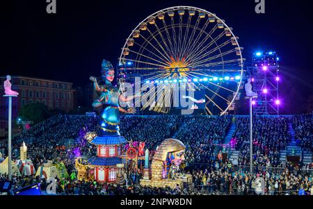 Galleggia di notte (la Regina) alla 150th sfilata annuale di luci di Carnevale a Nizza, Place Masséna, sulla Costa Azzurra. Foto Stock