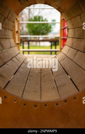 tunnel in un moderno parco giochi in legno, parco giochi per bambini in città, moderno parco giochi in legno. Foto di alta qualità Foto Stock