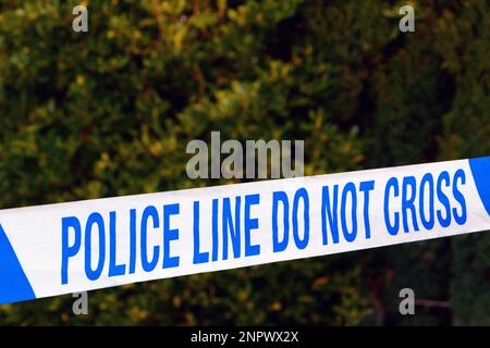 primo piano della linea di polizia non attraversare la burocrazia al cordone intorno alla scena del crimine Foto Stock