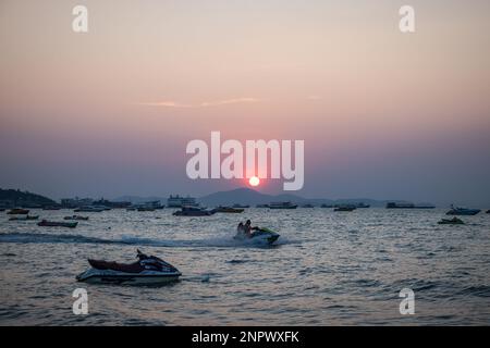 Pattaya, Thailandia. 26th Feb, 2023. I turisti guidano una moto d'acqua a Pattaya, Thailandia, lunedì 27 febbraio 2023. Il turismo è tornato in Thailandia nelle ultime settimane, in particolare i turisti cinesi, che di recente sono stati autorizzati a viaggiare di nuovo fuori del paese. (Credit Image: © Andre Malerba/ZUMA Press Wire) SOLO PER USO EDITORIALE! Non per USO commerciale! Foto Stock