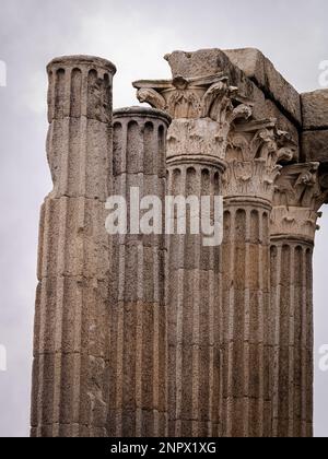 Una vista semplice ma maestosa dei resti del Tempio Romano, o Tempio di Diana, che ancora si trova nella piazza di Evora, che rappresenta un'altra epoca. Foto Stock