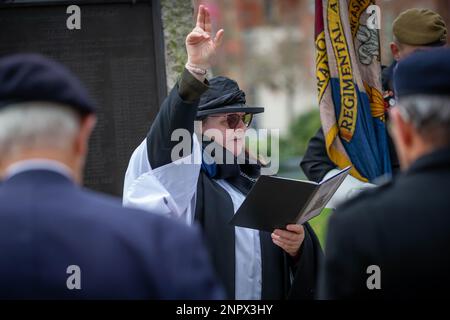 Servizio commemorativo per il 123rd° anniversario della carica di Pieter's Hill alla guerra del Boer. Il Rev. Debbie Lovatt legge una preghiera Foto Stock