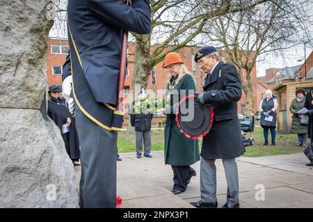 Servizio commemorativo per il 123rd° anniversario della carica di Pieter's Hill alla guerra del Boer. Il sindaco depone una corona al monumento Foto Stock