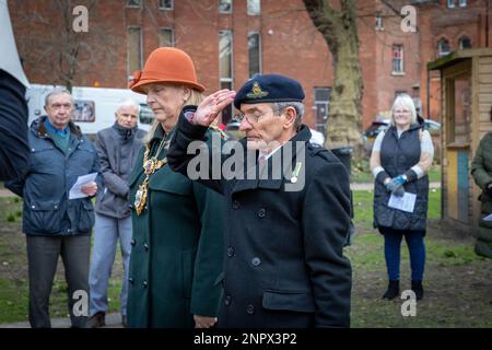 Servizio commemorativo per il 123rd° anniversario della carica di Pieter's Hill alla guerra del Boer. Gli omaggi sono pagati dopo aver prestato una corona Foto Stock