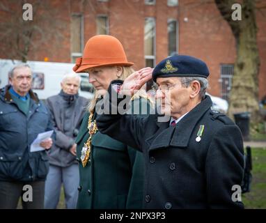 Servizio commemorativo per il 123rd° anniversario della carica di Pieter's Hill alla guerra del Boer. Gli omaggi sono pagati dopo aver prestato una corona Foto Stock