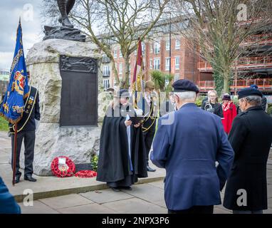 Servizio commemorativo per il 123rd° anniversario della carica di Pieter's Hill alla guerra del Boer. Il Rev. Debbie Lovatt legge una preghiera Foto Stock